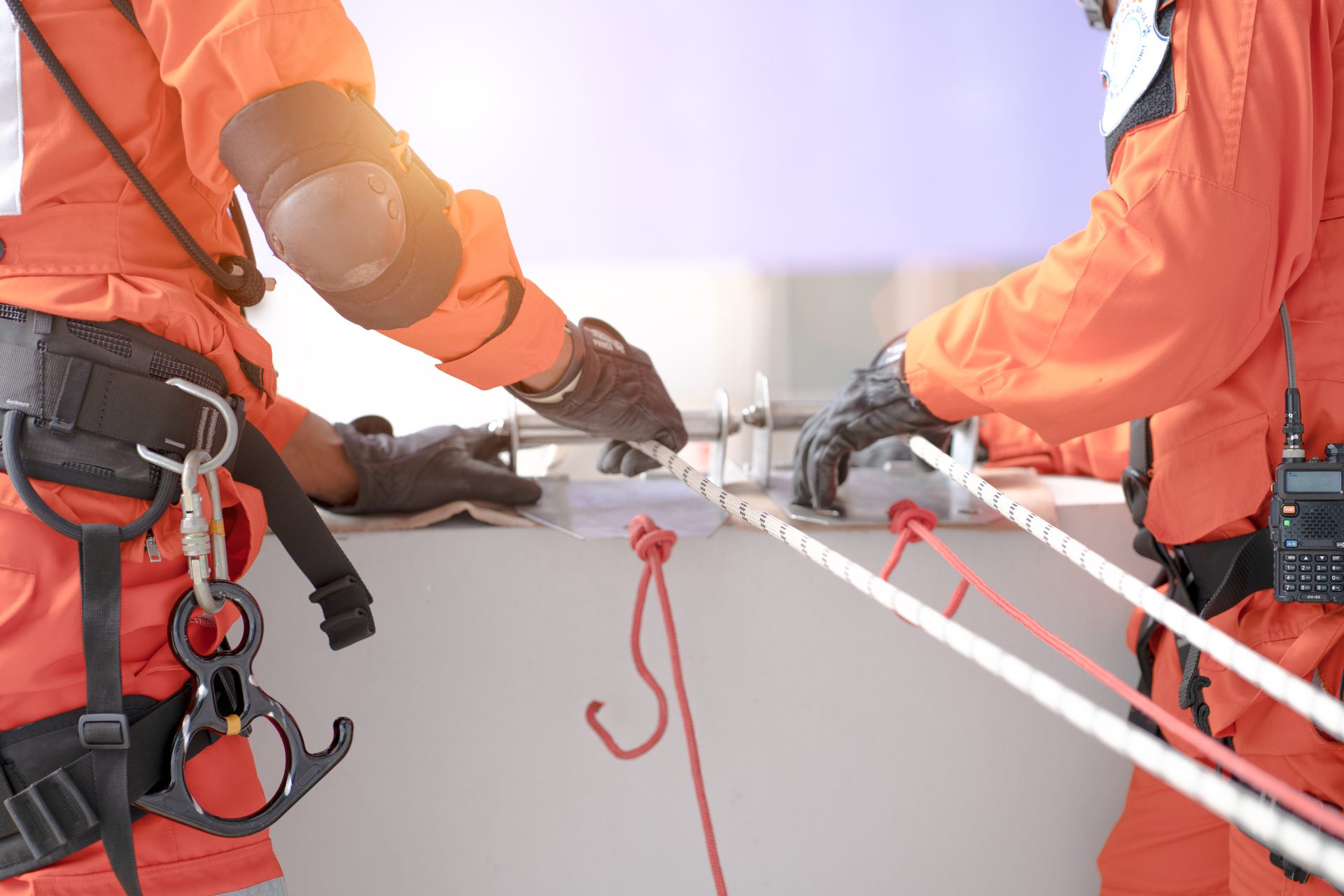 Darbuotojas su apsaugine įranga dirbantis aukštyje statybvietėje