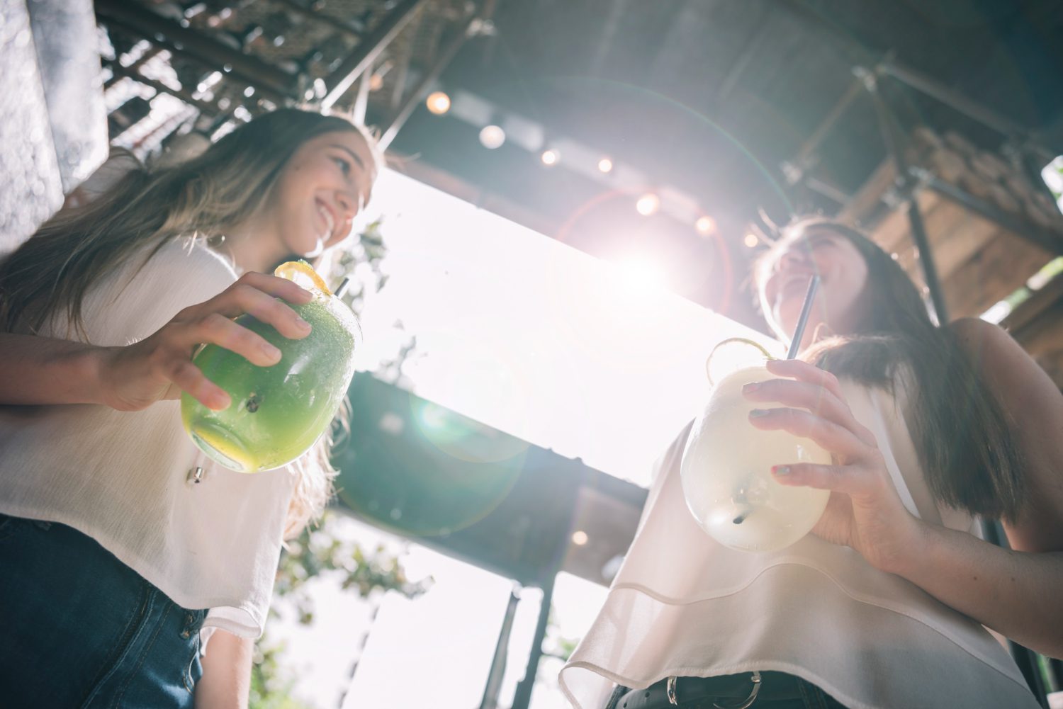 Mobilus baras be alkoholio šeimos šventėje, kur vaikai mėgaujasi spalvingais gėrimais