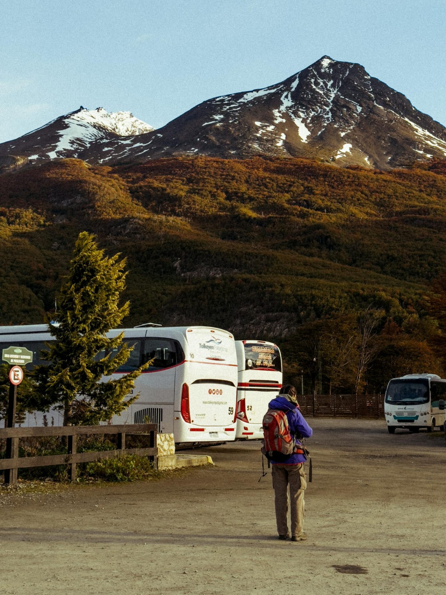 Modernus turistinis autobusas važiuojantis vaizdingu Europos kalnų keliu.